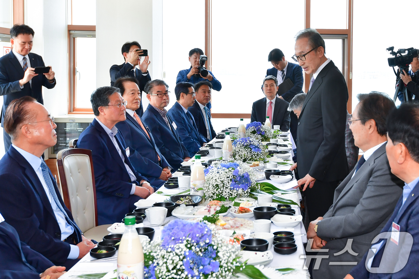 (포항=뉴스1) 최창호 기자 = 이명박 전 대통령이 17일 오후 경북 포항수협 회 센터에서 열린 포항경제인들과의 오찬 간담회에서 인사말을 하고 있다.  2024.5.17/뉴스1