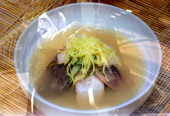 "혼자면 기다리세요"…단체 손님 먼저 받은 유명 냉면집, '혼밥'엔 짜증