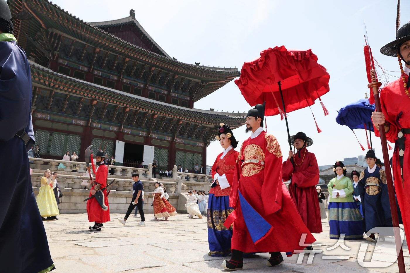 (서울=뉴스1) 허경 기자 = 17일 서울 종로구 경복궁에서 국왕, 왕비, 왕세자, 세자빈이 산선시위와 군사의 호위를 받으며 궁궐을 산책하는 '왕가의 산책'이 재현되고 있다. 20 …