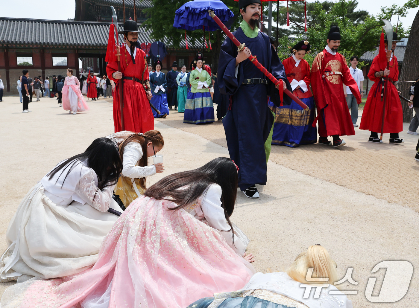 (서울=뉴스1) 허경 기자 = 17일 서울 종로구 경복궁에서 국왕, 왕비, 왕세자, 세자빈이 산선시위와 군사의 호위를 받으며 궁궐을 산책하는 '왕가의 산책'이 재현되는 가운데 한복 …