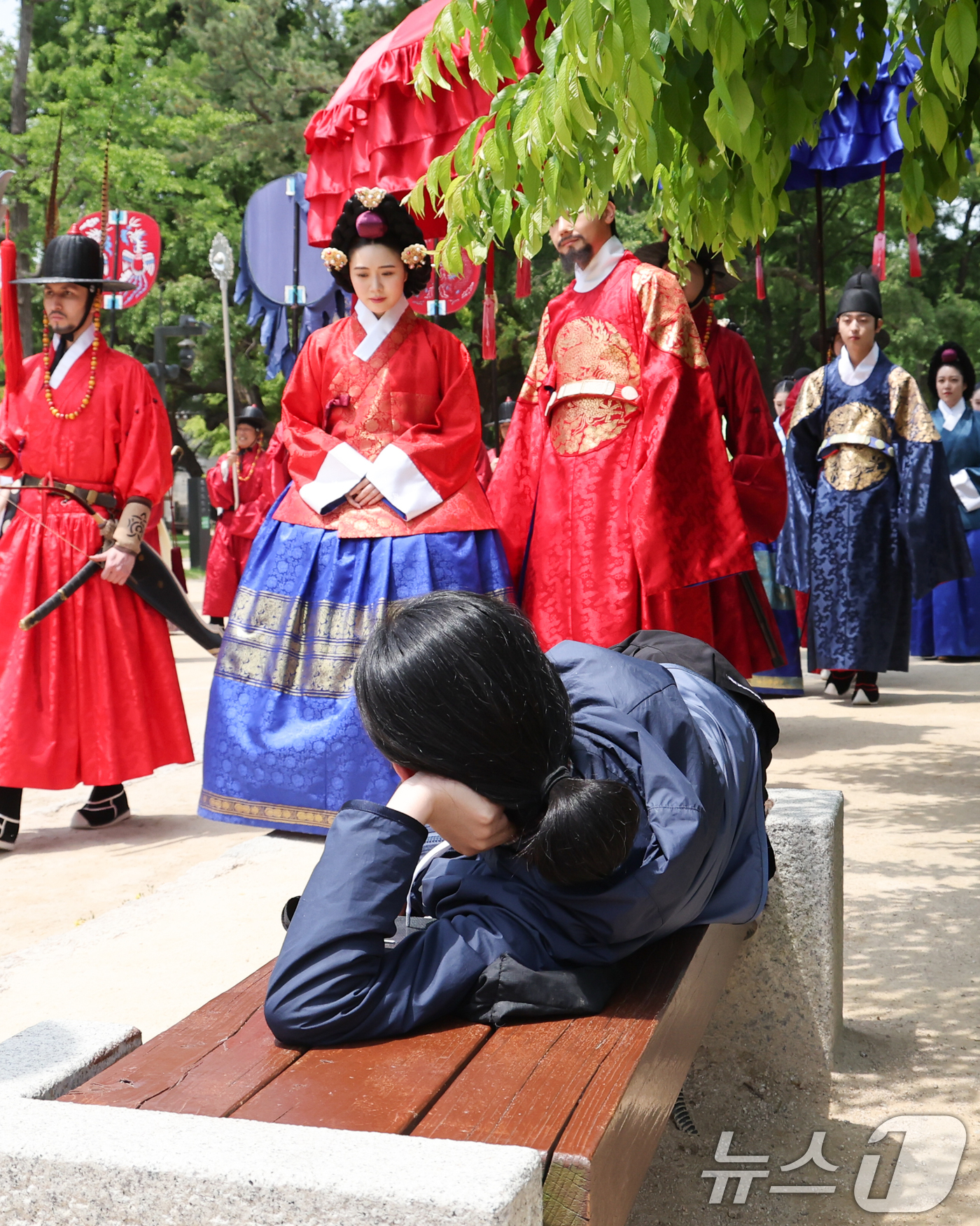 (서울=뉴스1) 허경 기자 = 17일 서울 종로구 경복궁에서 국왕, 왕비, 왕세자, 세자빈이 산선시위와 군사의 호위를 받으며 궁궐을 산책하는 '왕가의 산책'이 재현되는 가운데 한 …