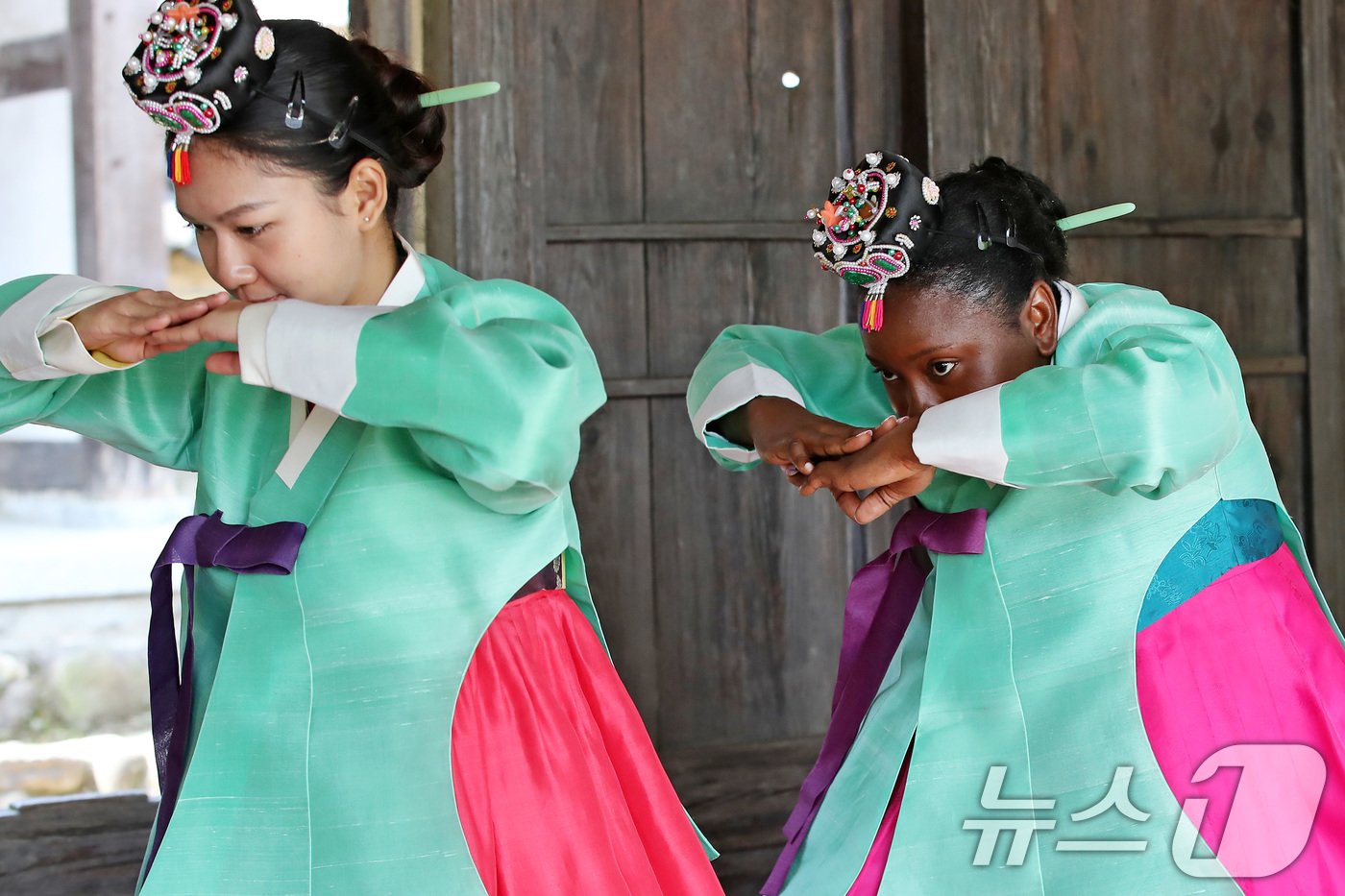 본문 이미지 - 성년의 날(20일·매년 5월 셋째 월요일)을 사흘 앞둔 17일 영남대학교 민속촌 구계서원에서 열린 '2024학년도 외국인 유학생과 함께하는 전통 성년식'에 참여한 여학생들이 절을 올리고 있다. 2024.5.17/뉴스1 ⓒ News1 공정식 기자