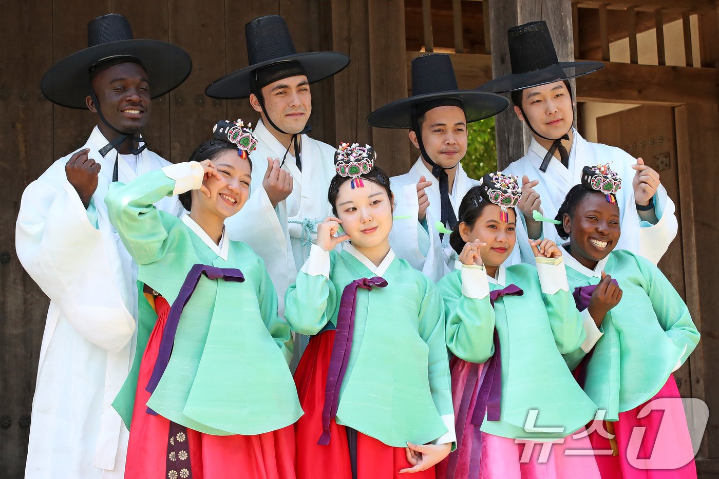 본문 이미지 - 성년의 날(20일·매년 5월 셋째 월요일)을 사흘 앞둔 17일 영남대학교 민속촌 구계서원에서 열린 '2024학년도 외국인 유학생과 함께하는 전통 성년식'에 참여한 학생들이 기념촬영을 하고 있다. 2024.5.17/뉴스1 ⓒ News1 공정식 기자