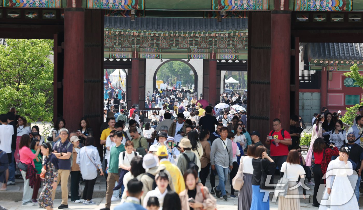 국가유산을 더욱 체계적으로 관리·활용할 국가유산청&#40;옛 문화재청&#41;이 출범한 17일 무료개방한 서울 종로구 경복궁에서 시민과 외국인 관광객들이 즐거운 시간을 보내고 있다. 2024.5.17/뉴스1 ⓒ News1 허경 기자