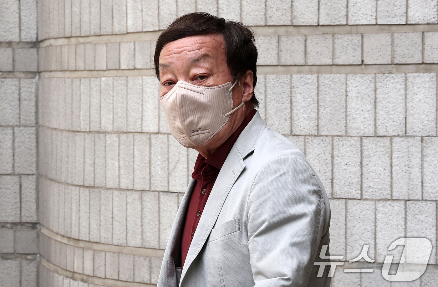 (서울=뉴스1) 김성진 기자 = 세무조사 무마 대가로 뒷돈을 챙긴 혐의 등으로 재판에 넘겨진 윤우진 전 용산세무서장이 17일 서울 서초구 서울중앙지방법원에서 열린 특정범죄가중처벌등 …