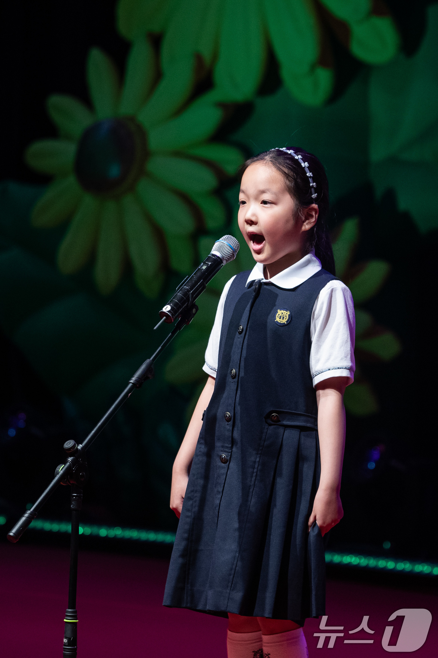 (서울=뉴스1) 유승관 기자 = 17일 서울 종로구민회관에서 열린 제25회 종로어린이 동요축제에서 한 참가 어린이가 노래솜씨를 뽐내고 있다. 2024.5.17/뉴스1