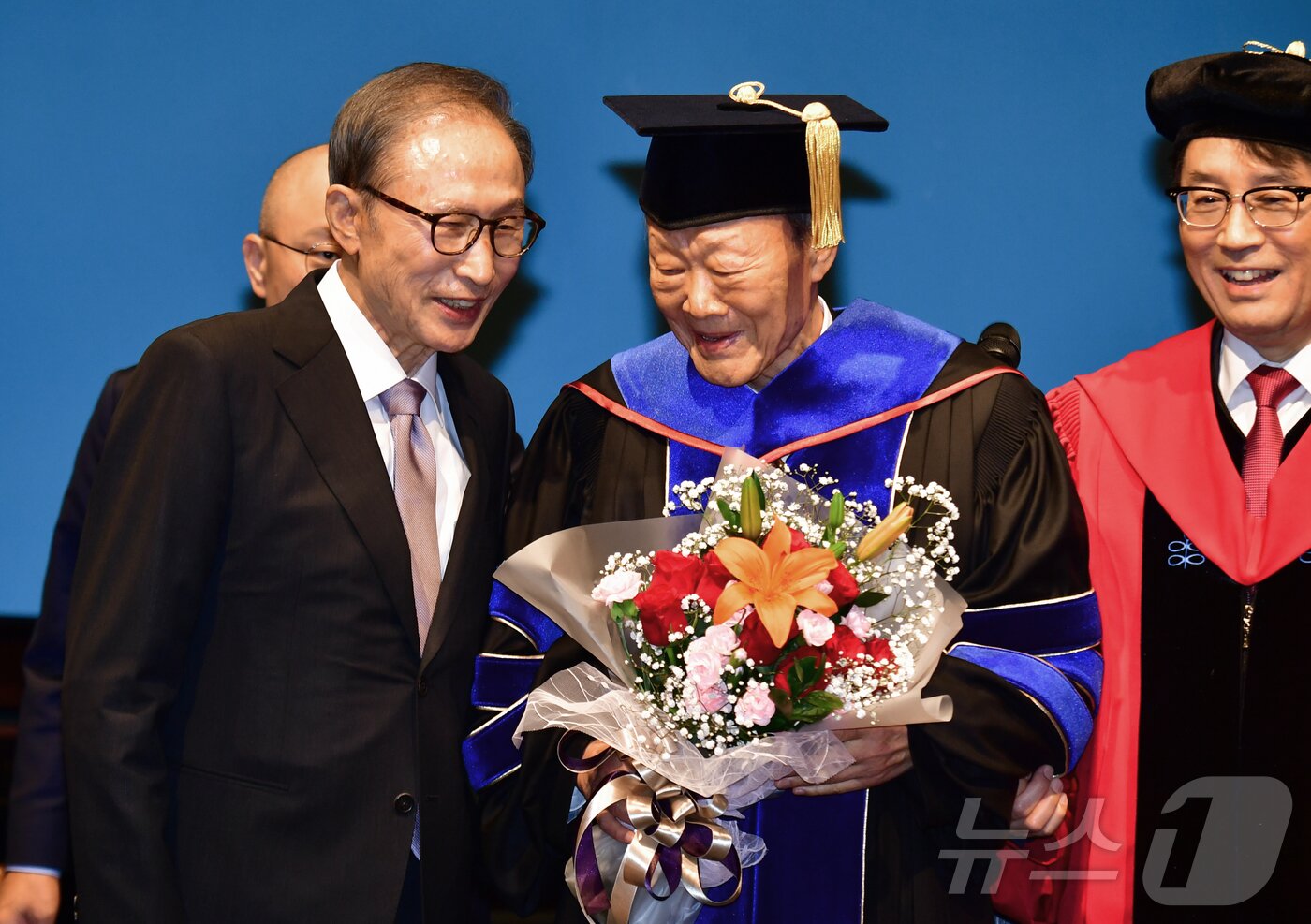 본문 이미지 - 이명박 전 대통령이 2024년 5월 17일 포스텍에서 열린 천신일 세중 회장의 명예공학박사 학위수여식에서 축하 인사를 건네고 있다. (뉴스1DB) ⓒ 뉴스1 최창호 기자