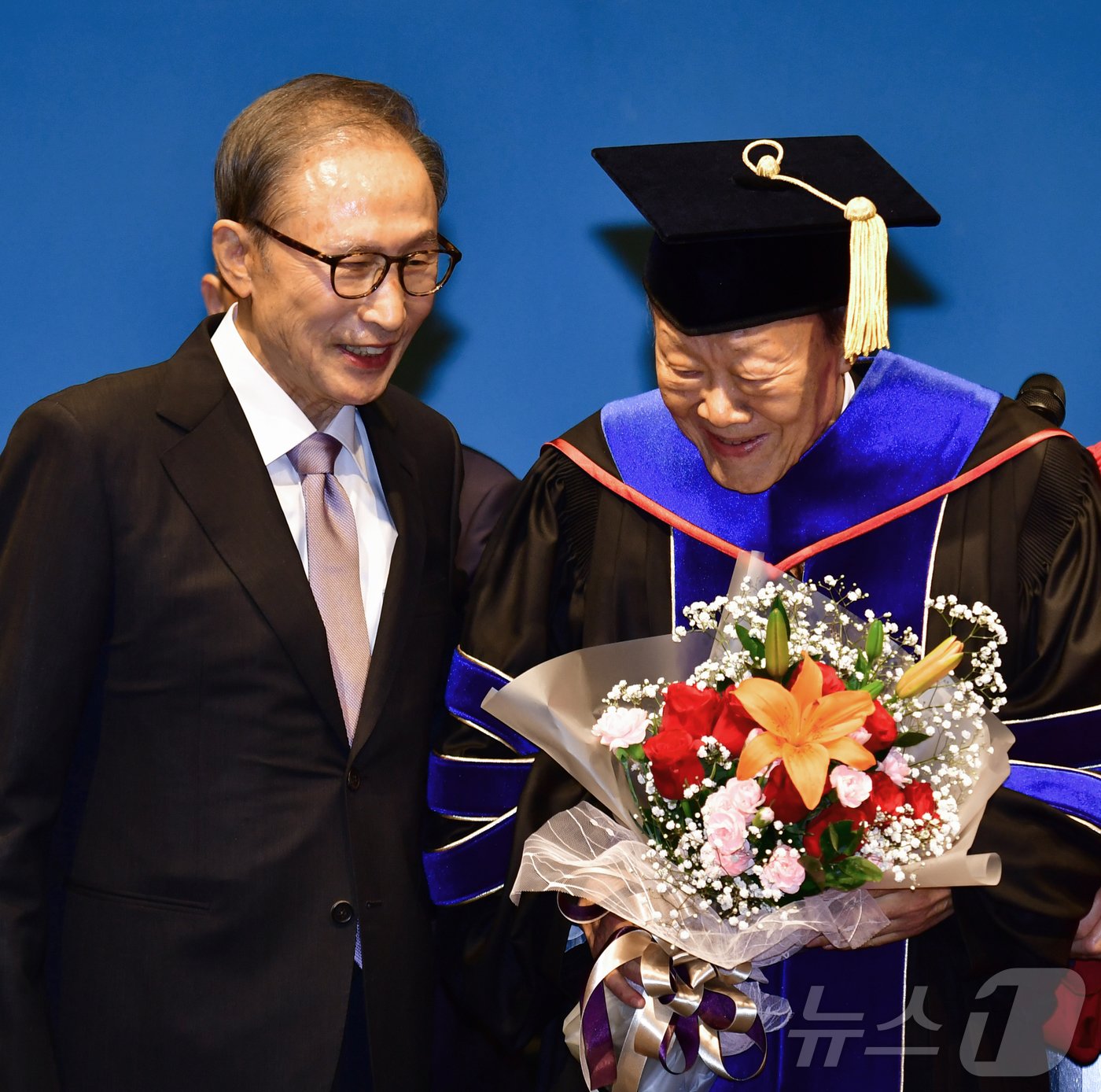 이명박 전 대통령이 17일 포스텍에서 열린 천신일 &#40;주&#41;세중 회장의 명예공학박사 학위 수여식에서 축하 인사를 건네고 있다. 천 회장은 이 전 대통령과 고려대 동기다. 2024.5.17/뉴스1 ⓒ News1 최창호 기자