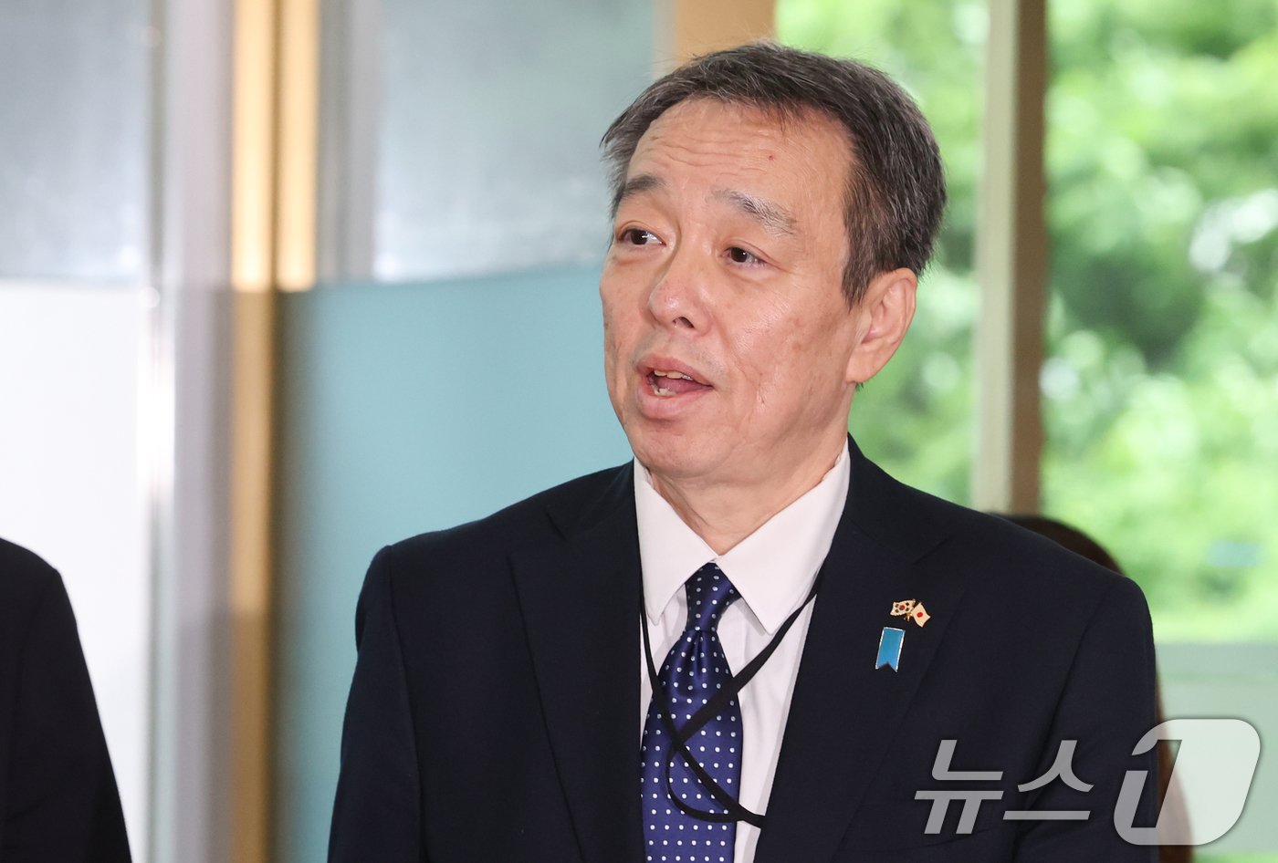 본문 이미지 - 미즈시마 고이치 신임 주한 일본대사가 17일 서울 종로구 외교부 청사를 들어서고 있다. 2024.5.17/뉴스1 ⓒ News1 허경 기자