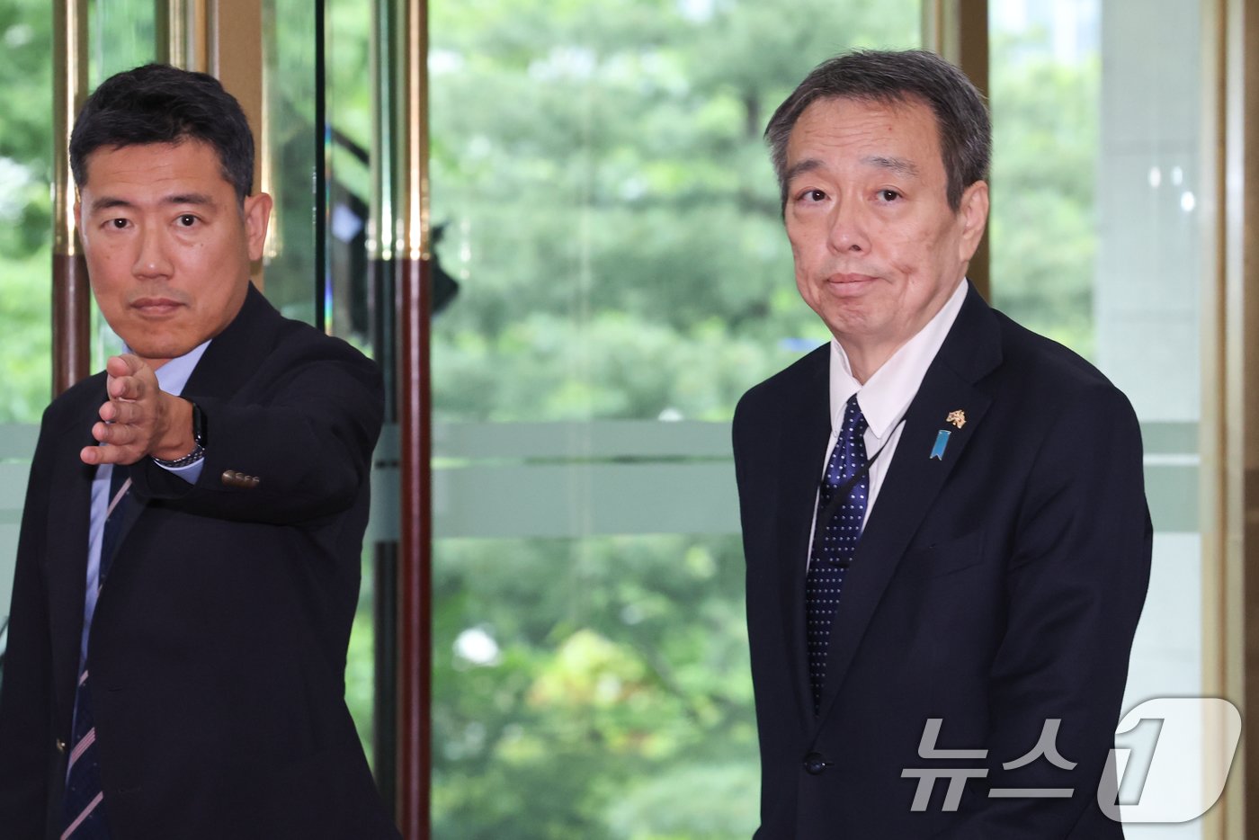 본문 이미지 - 미즈시마 고이치 신임 주한 일본대사가 17일 서울 종로구 외교부 청사를 들어서고 있다. 2024.5.17/뉴스1 ⓒ News1 허경 기자