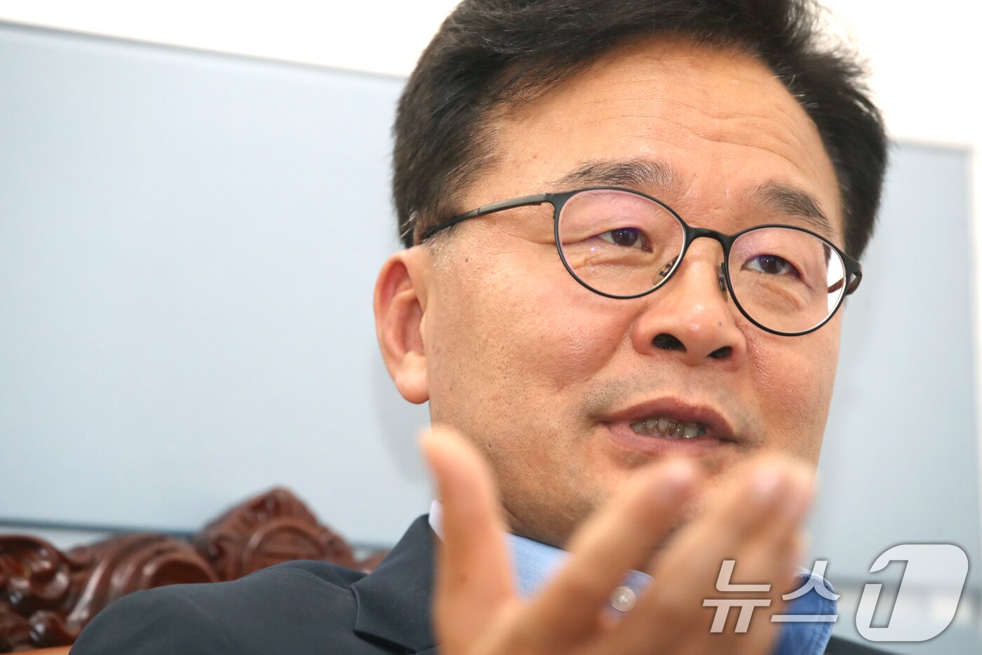 본문 이미지 - 더불어민주당 당대표 정무조정실장인 김우영 당선인이 17일 오후 서울 여의도 국회에서 뉴스1과 인터뷰를 하고 있다. 2024.5.17/뉴스1 ⓒ News1 이광호 기자