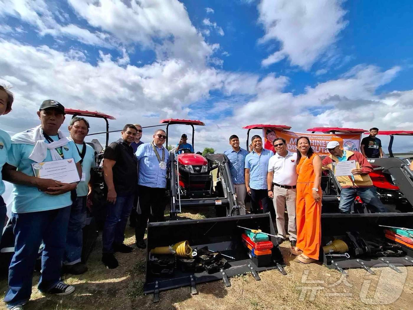 본문 이미지 - TYM 필리핀 농업부 트랙터 전달식 사진(TYM 제공)