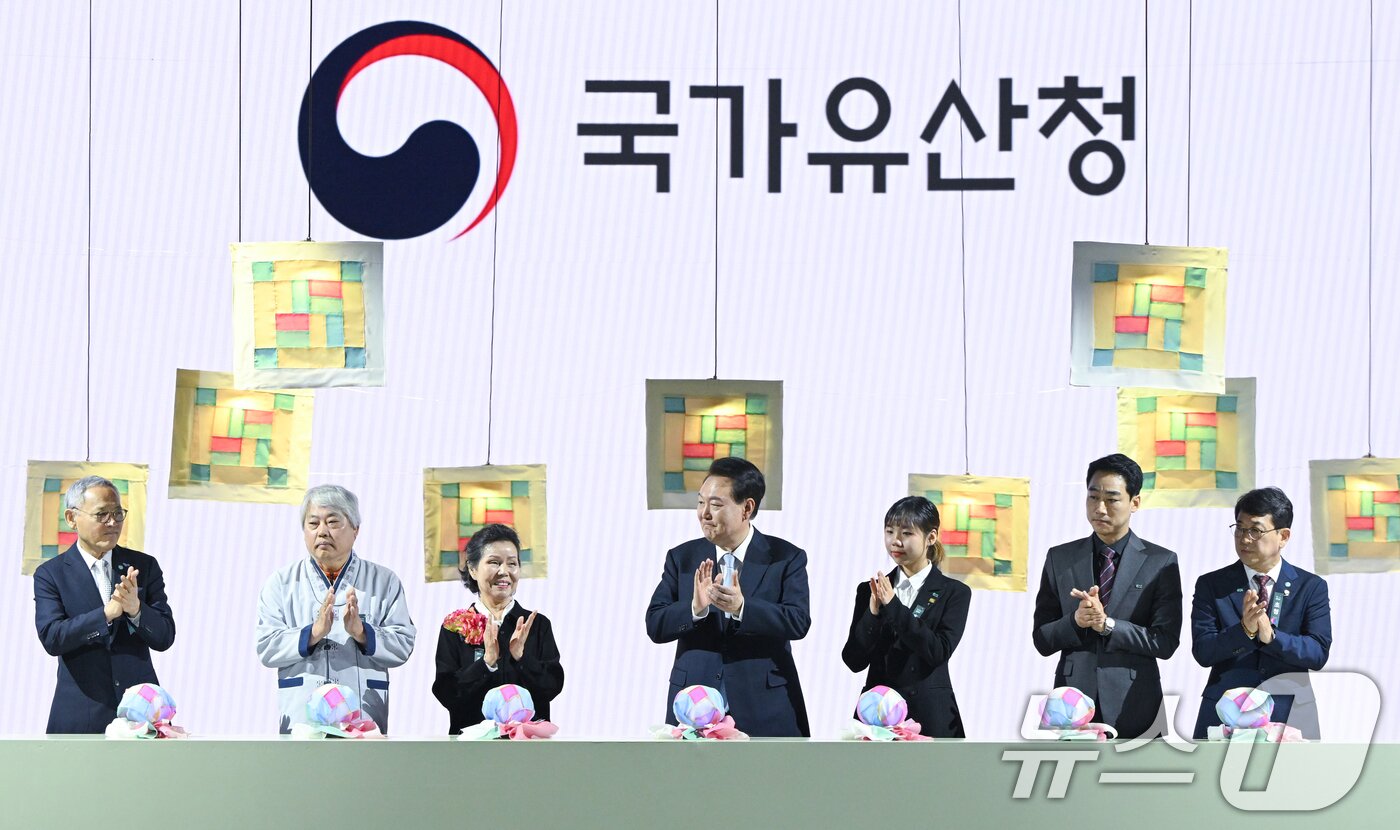 본문 이미지 - 윤석열 대통령이 17일 대전 서구 정부대전청사에서 열린 국가유산청 출범식에서 출범 퍼포먼스를 하고 있다. (대통령실 제공) 2024.5.17/뉴스1 ⓒ News1 오대일 기자