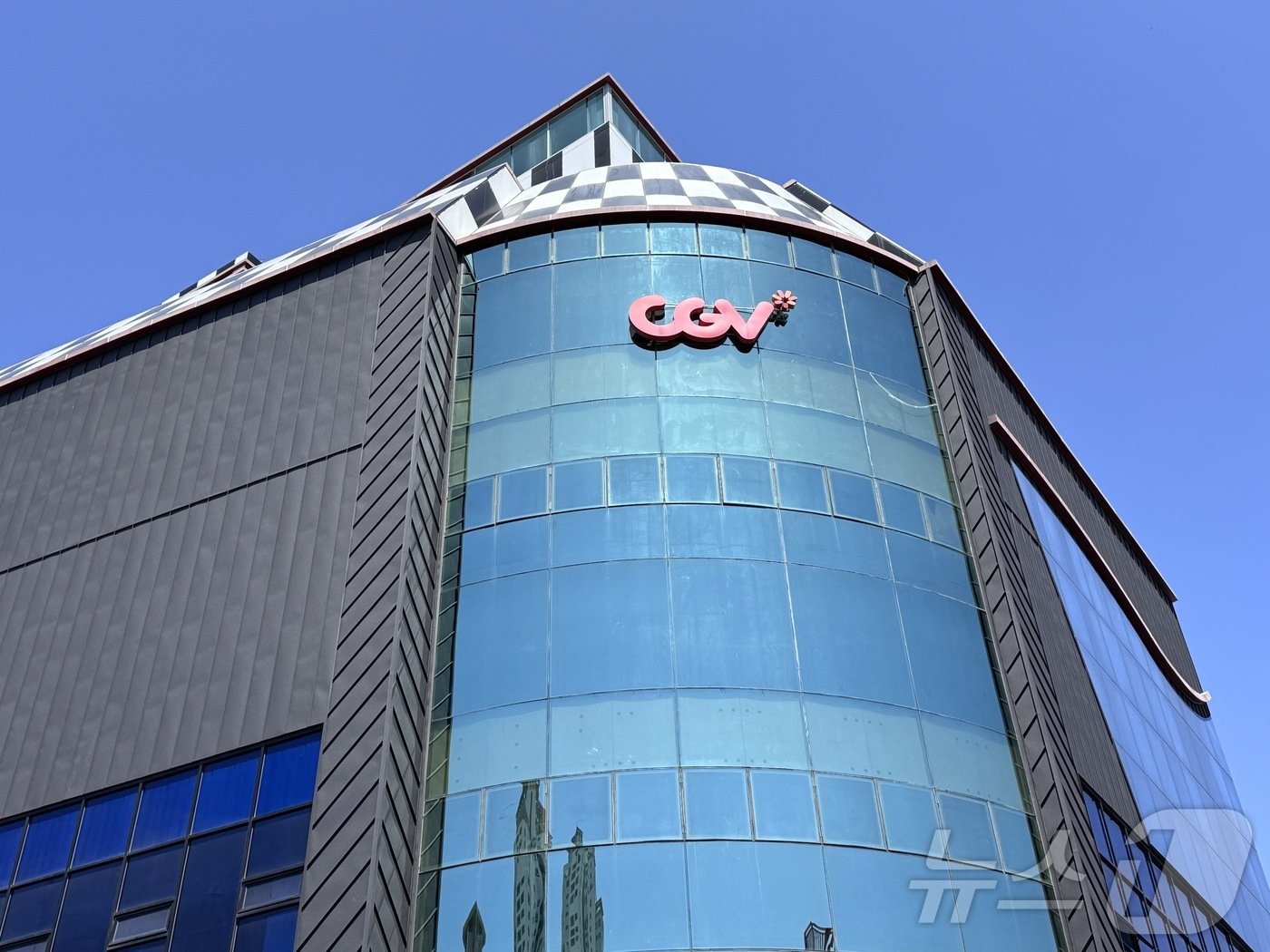 본문 이미지 - 울산 중구 문화의 거리에 위치한 크레존 건물 외관.