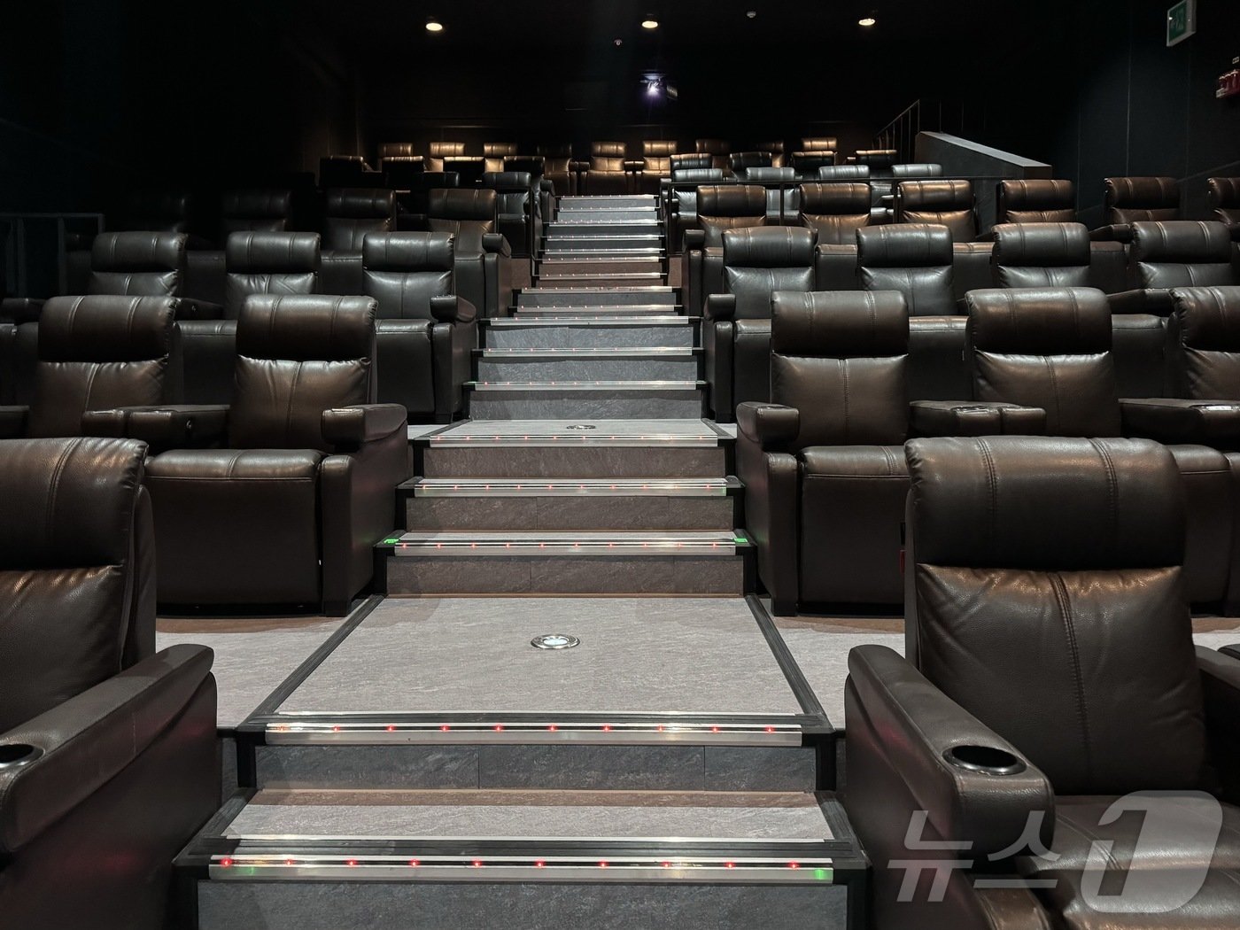 본문 이미지 - CGV 울산성남점 1관 리클라이너석 내부 모습.