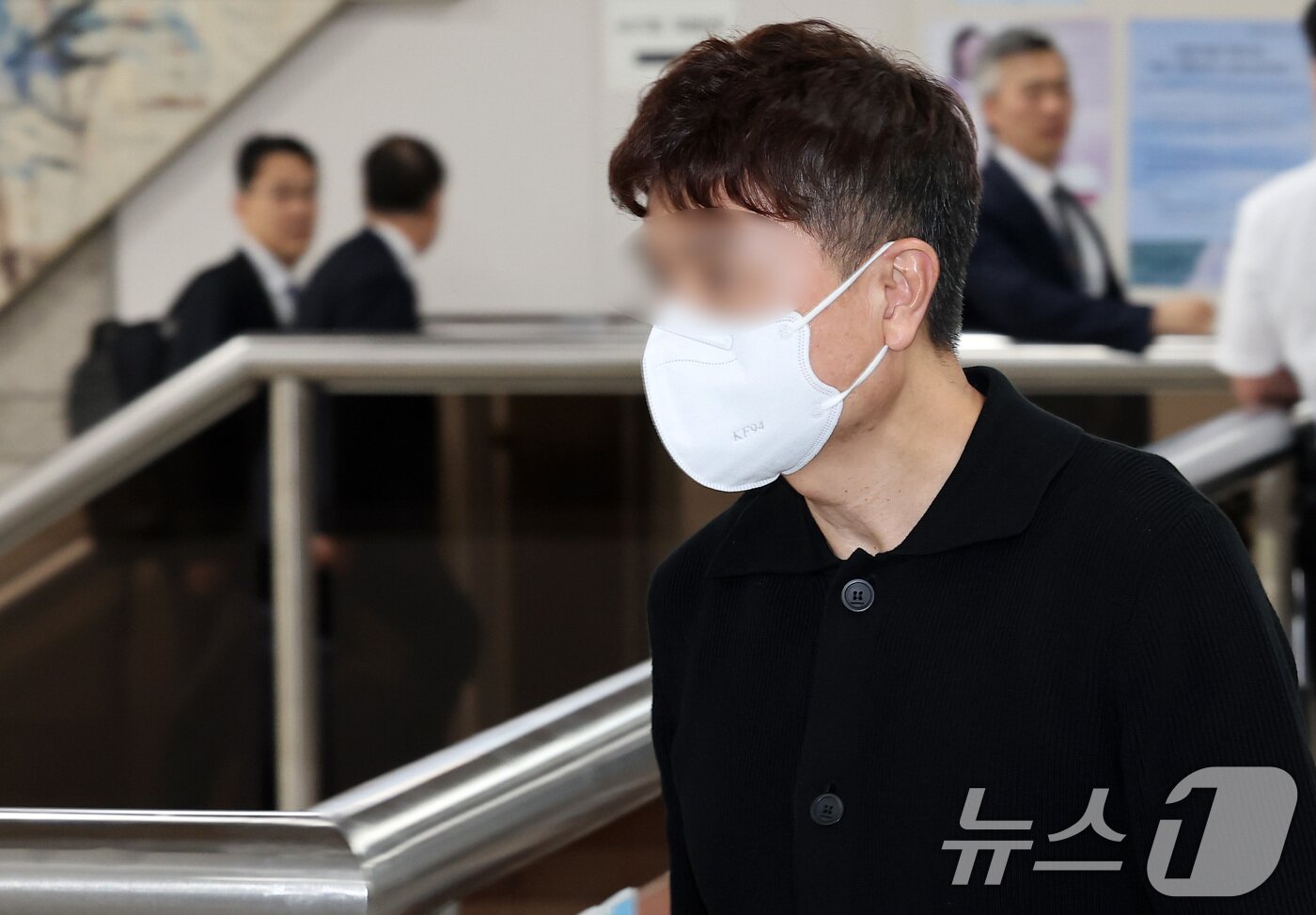 본문 이미지 - 개그맨 박수홍의 출연료 등 62억 원을 빼돌린 혐의를 받는 친형 박 모 씨. 2024.5.17/뉴스1 ⓒ News1 김성진 기자