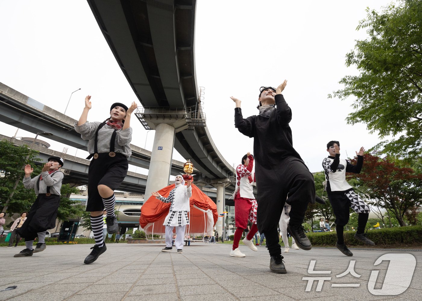 본문 이미지 - 5월 서울 광진구 뚝섬 한강공원에서 열린 2024 한강페스티벌에서 엘리스 퍼레이드가 진행되고 있다. 2024.5.17/뉴스1 ⓒ News1 이재명 기자