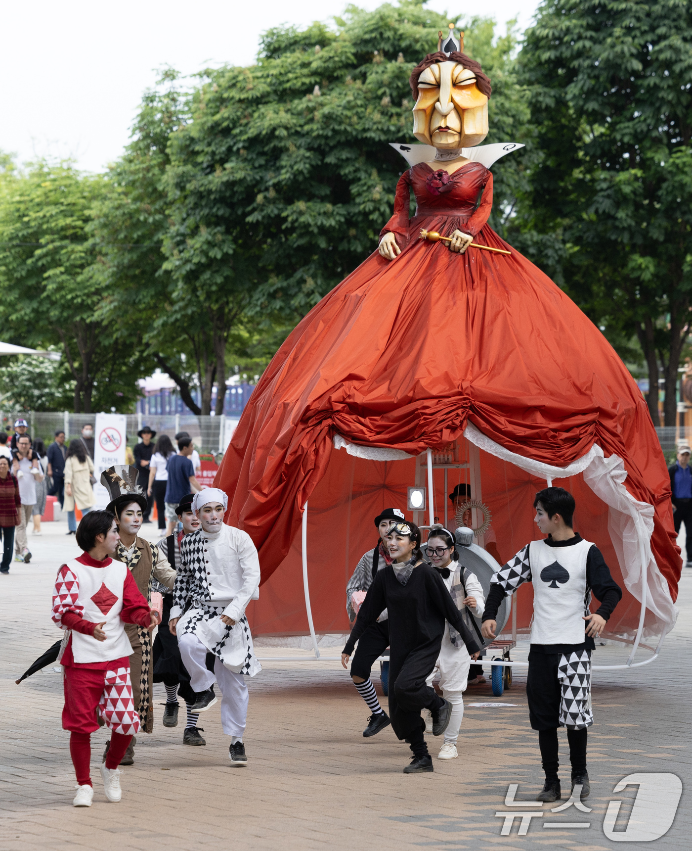 (서울=뉴스1) 이재명 기자 = 17일 오후 서울 광진구 뚝섬 한강공원에서 열린 2024 한강페스티벌에서 엘리스 퍼레이드가 진행되고 있다. 2024.5.17/뉴스1