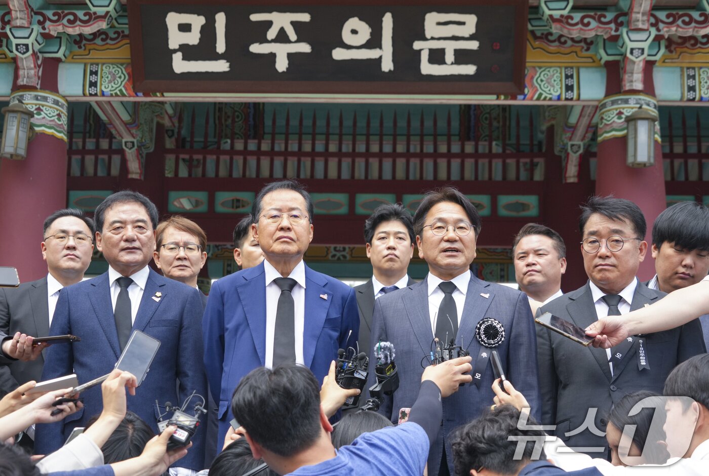 본문 이미지 - 강기정 광주시장과 홍준표 대구시장이 제44주년 5·18민주화운동 기념식을 하루 앞둔 지난해 5월17일 오전 북구 운정동 국립5·18민주묘지를 찾아 참배한 뒤 민주의문에서 취재진과 질의응답을 하고 있다.&#40;광주시 제공&#41;2024.5.17/뉴스1