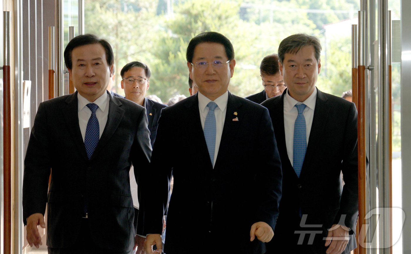 김영록 전라남도지사가 17일 오후 장흥에서 국립의대 설립 관련 합리적인 방안논의를 위한 ‘전남도, 목포대, 순천대, 목포시, 순천시 5자 공동간담회’에 참석하기 위해 입장하고 있다.&#40;전남도 제공&#41; 2024.5.17/뉴스1 