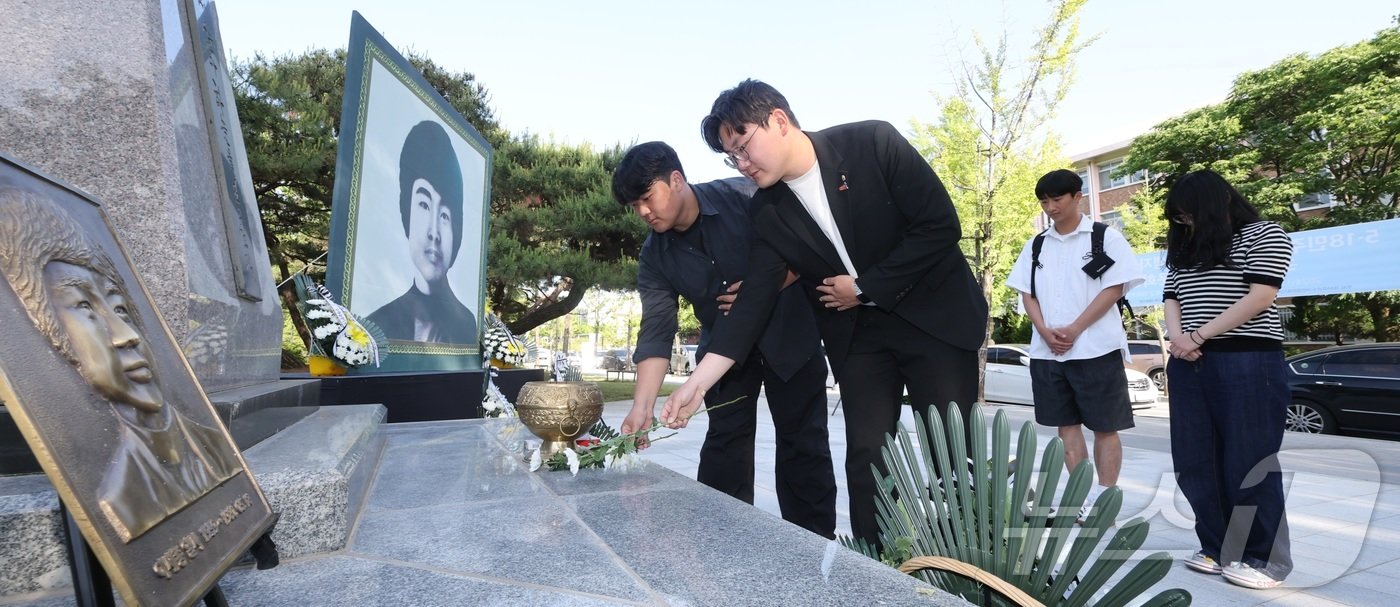 제44주년 5·18 민중항쟁 전북기념식 및 이세종 열사 추모식이 열린 17일 전북자치도 전주시 전북대학교 이세종광장에서 참석자들이 헌화를 하고 있다. 이세종 열사는 5·18 민주화운동 당시 전북대학교에서 계엄군에 의해 사망한 5·18 최초의 희생자이다. 2024.5.17/뉴스1 ⓒ News1 유경석 기자