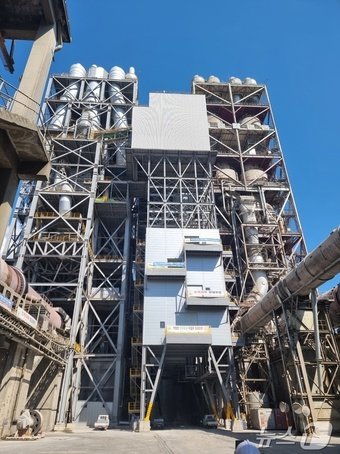 본문 이미지 - 한일현대시멘트 공장 내 예열탑 