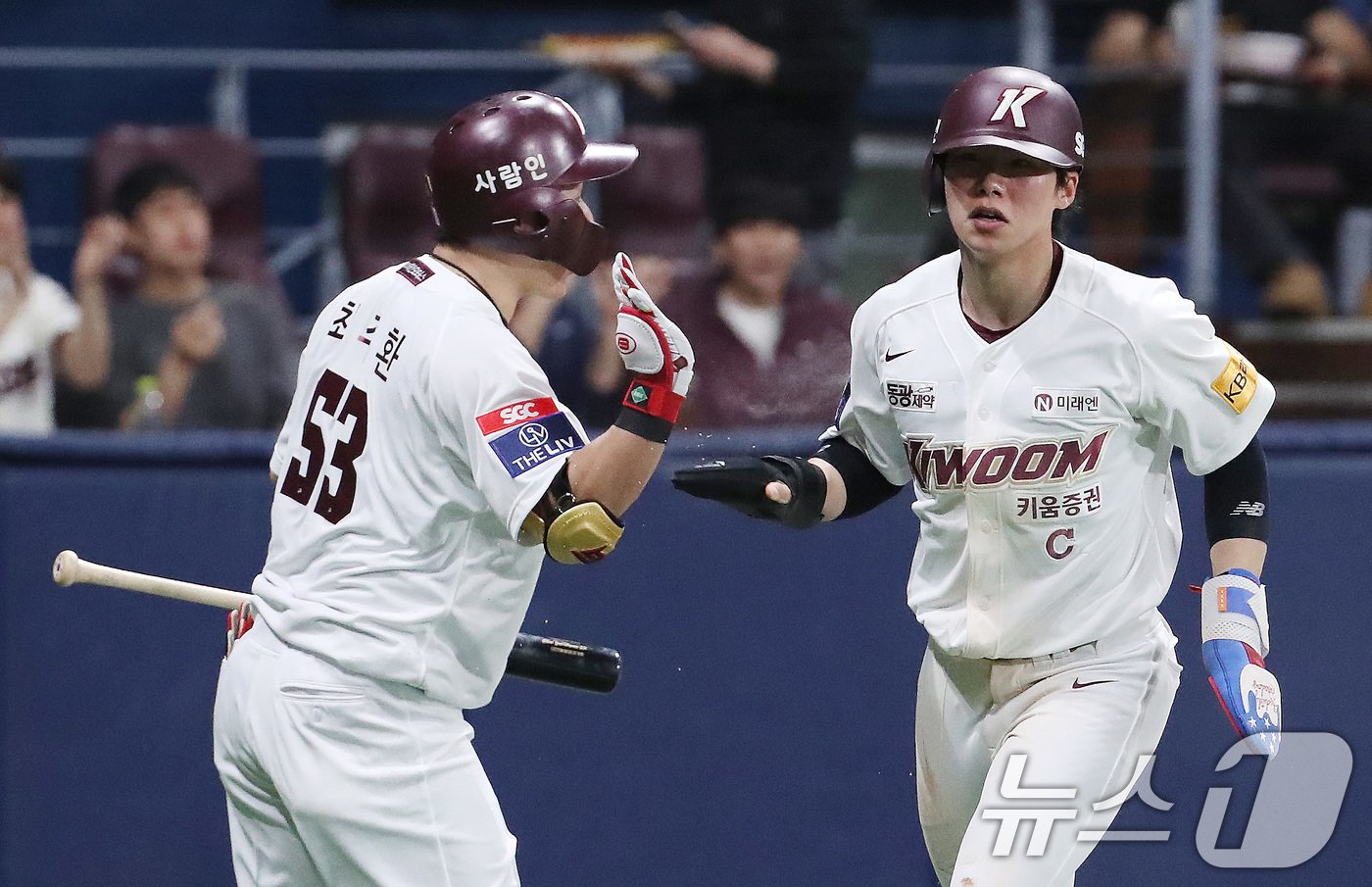 본문 이미지 - 김혜성(오른쪽)이 키움 히어로즈의 4연패 탈출을 이끌었다. 2024.5.17/뉴스1 ⓒ News1 임세영 기자
