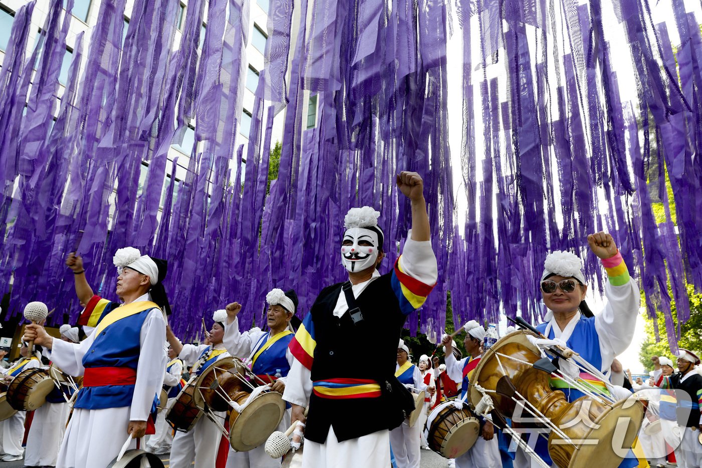 본문 이미지 - 오월가족들과 민족민주열사가족들, 제주4.3, 여순, 부마 가족들, 세월호 유가족, 이태원 참사 유가족 등 시민사회단체 활동가들이 5·18 민주화운동기념일을 하루 앞둔 17일 광주공원일대에서 출발해 금남로까지 5·18 민중항쟁 민주평화 대행진을 하고 있다. (공동취재) 2024.5.17/뉴스1 ⓒ News1 안은나 기자