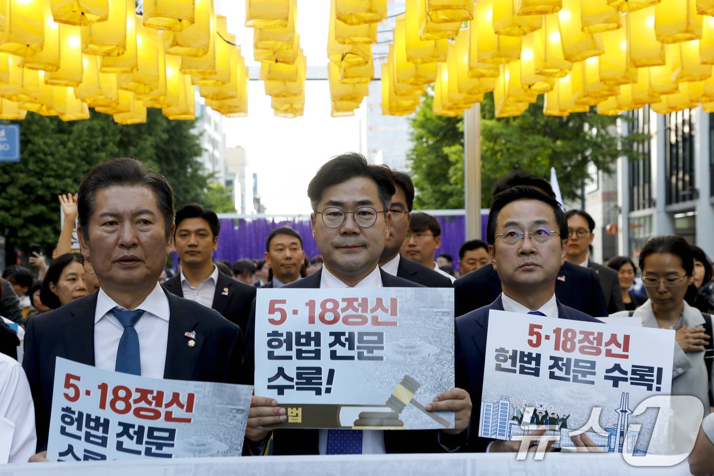 본문 이미지 - 박찬대 더불어민주당 신임 원내대표가 5·18 민주화운동기념일을 하루 앞둔 17일 광주공원일대에서 출발해 금남로까지 오월가족들, 민족민주열사가족들 등 시민사회단체 활동가들과 함께 5·18 민중항쟁 민주평화 대행진을 하고 있다. (공동취재) 2024.05.17/뉴스1 ⓒ News1 안은나 기자