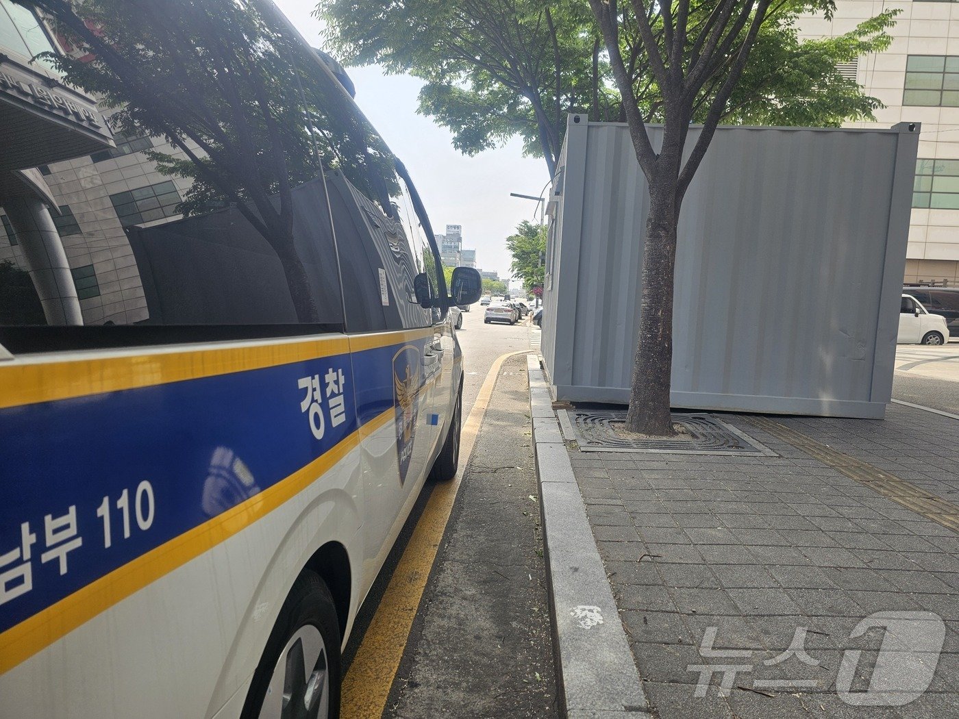 본문 이미지 - 17일 오후 6시쯤 '수원 발발이' 박병화가 거주 중인 경기 수원시 팔달구 인계동의 한 오피스텔 앞에 설치된 시민안전센터. 2024.5.17/뉴스1 