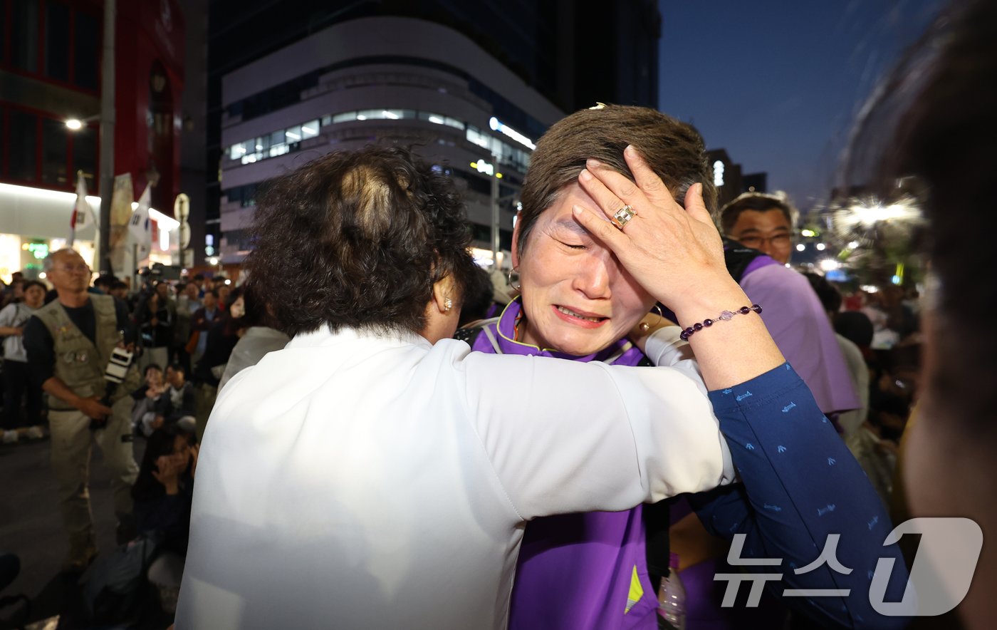 17일 오후 전남 광주 금남로 일대에서 펼쳐진 44주년 5·18민중항쟁 전야제에서 세월호 유가족과 이태원 유가족이 오월 어머니들과 만나 위로의 포옹을 하고있다. 2024.5.17/뉴스1 ⓒ News1 김태성 기자