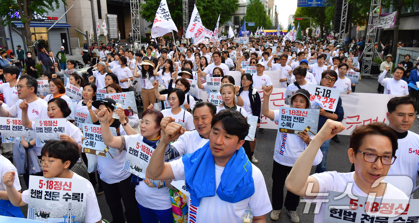 (광주=뉴스1) 안은나 기자 = 17일 오후 광주 동구 금남로에서 열린 5·18 민주화운동 44주년 전야제에서 학생, 학부모, 교직원 등 500여명이 흰색 옷을 입고 민주평화대행진 …