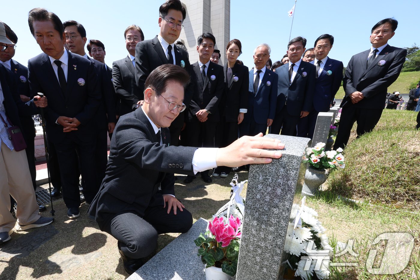 제44주년 5·18 민주화운동 기념식이 열린 18일 광주 북구 국립 5·18 민주묘지에서 이재명 더불어민주당 대표 등 지도부가 윤상원 열사 묘소를 참배하고 있다. &#40;공동취재&#41; 2024.5.18/뉴스1 ⓒ News1 안은나 기자