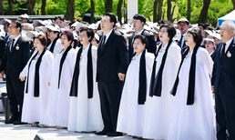 윤석열 대통령, 오월 어머니들과 '임을 위한 행진곡'
