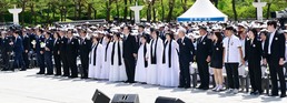 윤 대통령, 유가족 손잡고 '임을 위한 행진곡'
