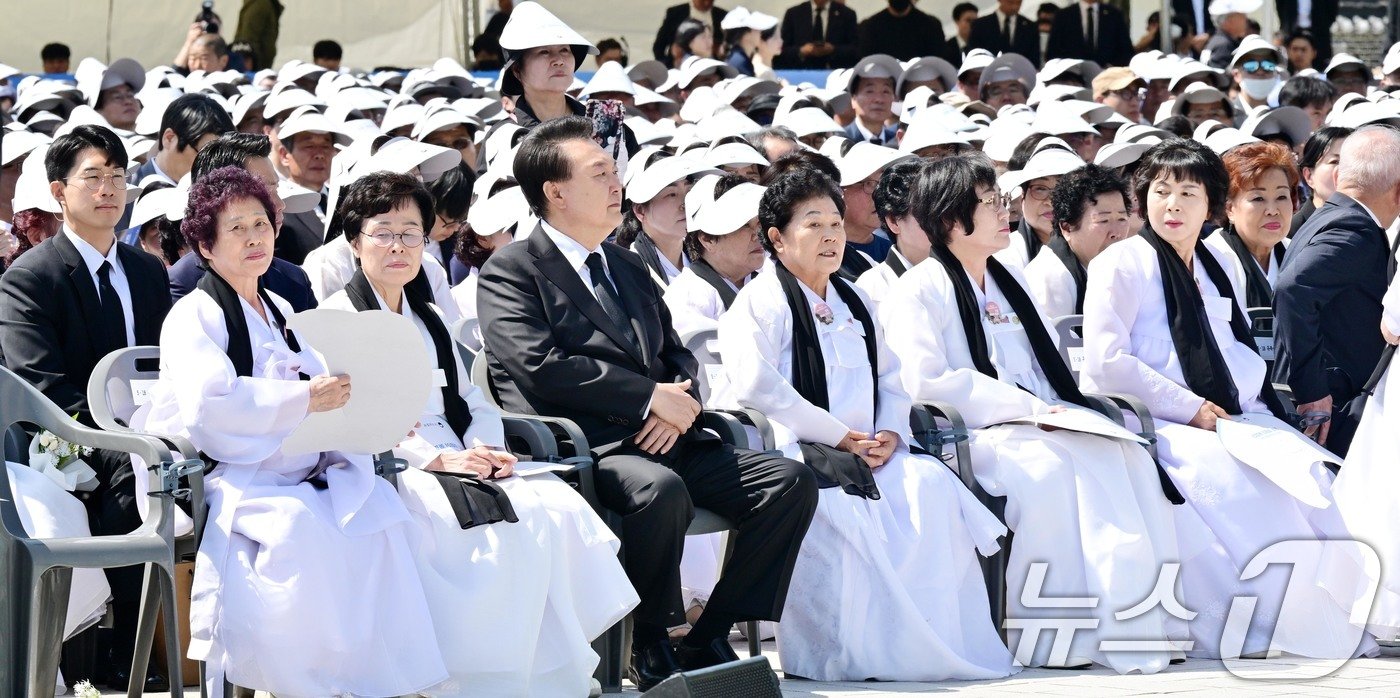 윤석열 대통령이 18일 광주 북구 국립5·18민주묘지에서 열린 5·18민주화운동 제44주년 기념식에서 5·18 유가족들과 자리에 앉아 있다. &#40;공동취재&#41; 2024.5.18/뉴스1 ⓒ News1 안은나 기자