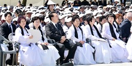 유가족들과 나란히 앉은 윤석열 대통령