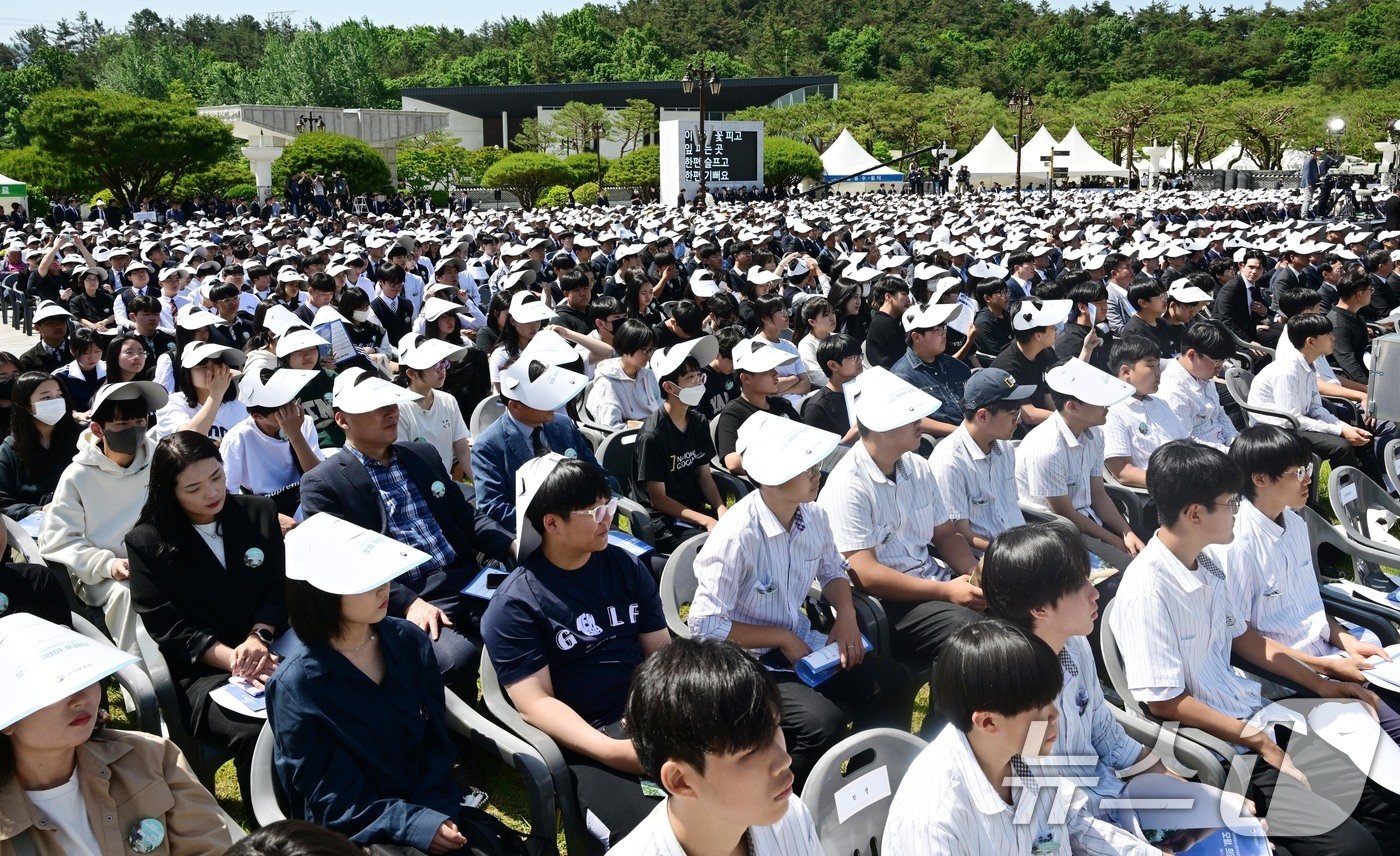 18일 광주 북구 국립5·18민주묘지에서 열린 5·18민주화운동 제44주년 기념식에서 학생 등 참석자들이 자리하고 있다. &#40;공동취재&#41; 2024.5.18/뉴스1 ⓒ News1 안은나 기자