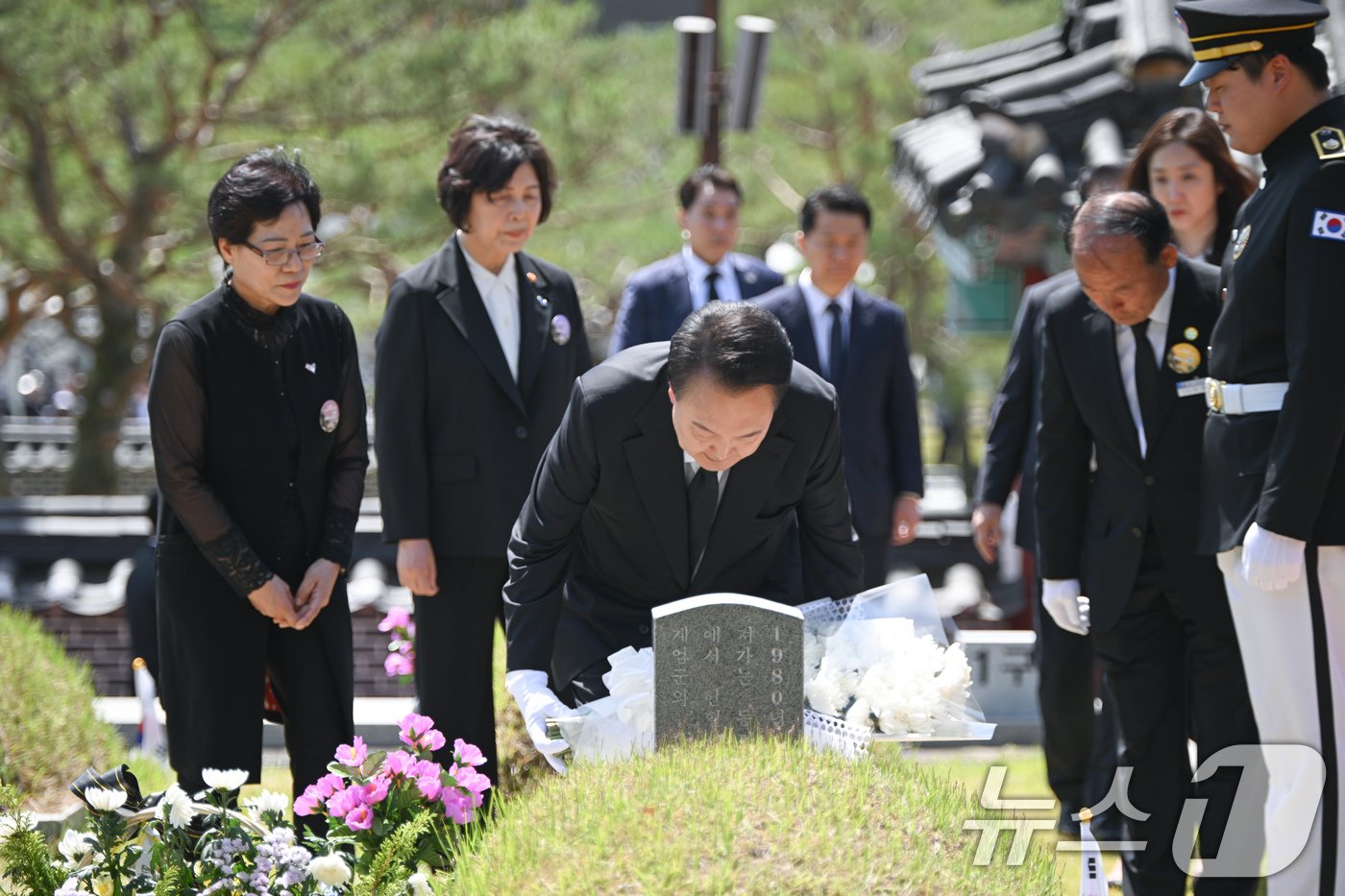 윤석열 대통령이 18일 광주 북구 국립5·18민주묘지에서 5·18민주화운동 제44주년 기념식을 마친 후 고 박금희 유공자 묘소를 찾아 참배하고 있다. 박 유공자는 전남여상 3학년 재학 중 “사람들이 죽어갑니다. 피가 필요합니다”라고 외치는 가두 방송을 듣고 기독병원에서 헌혈을 하고 나오다가 계엄군 총에 맞아 사망했다. &#40;대통령실 제공&#41; 2024.5.18/뉴스1 ⓒ News1 안은나 기자