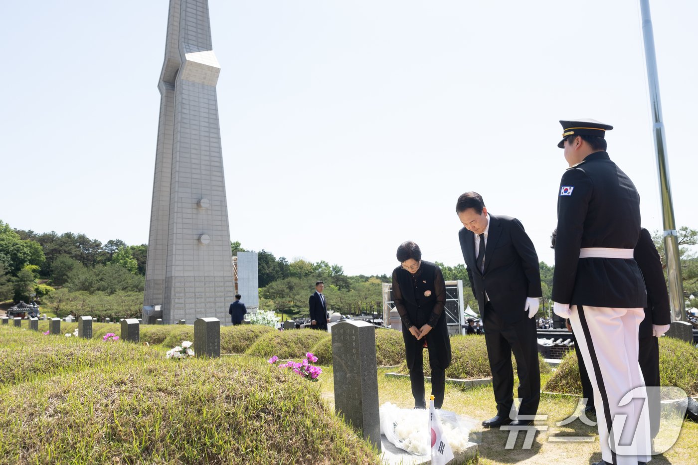 윤석열 대통령이 18일 광주 북구 국립5·18민주묘지에서 5·18민주화운동 제44주년 기념식을 마친 후 고 박금희 유공자 묘소를 찾아 참배하고 있다. 박 유공자는 전남여상 3학년 재학 중 “사람들이 죽어갑니다. 피가 필요합니다”라고 외치는 가두 방송을 듣고 기독병원에서 헌혈을 하고 나오다가 계엄군 총에 맞아 사망했다. &#40;대통령실 제공&#41; 2024.5.18/뉴스1 ⓒ News1 안은나 기자