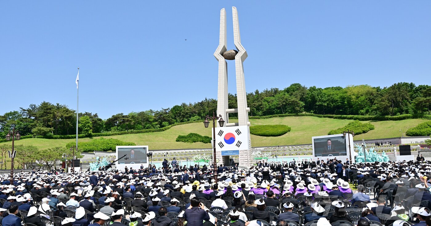 본문 이미지 - 윤석열 대통령이 18일 광주 북구 국립5·18민주묘지에서 열린 5·18민주화운동 제44주년 기념식에 참석해 기념사를 하고 있다. (공동취재) 2024.5.18/뉴스1 ⓒ News1 안은나 기자