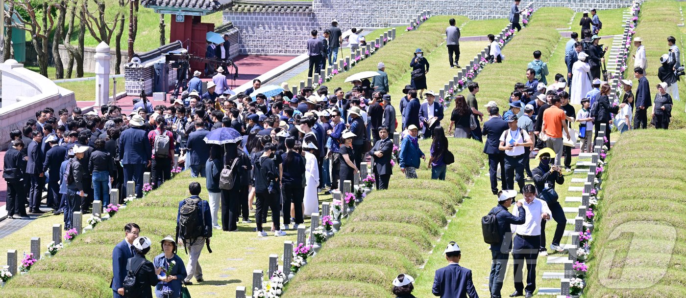 5·18민주화운동 제44주년 기념식이 열린 18일 광주 북구 국립5·18민주묘지에 추모객의 발길이 이어지고 있다. &#40;공동취재&#41; 2024.5.18/뉴스1 ⓒ News1 안은나 기자