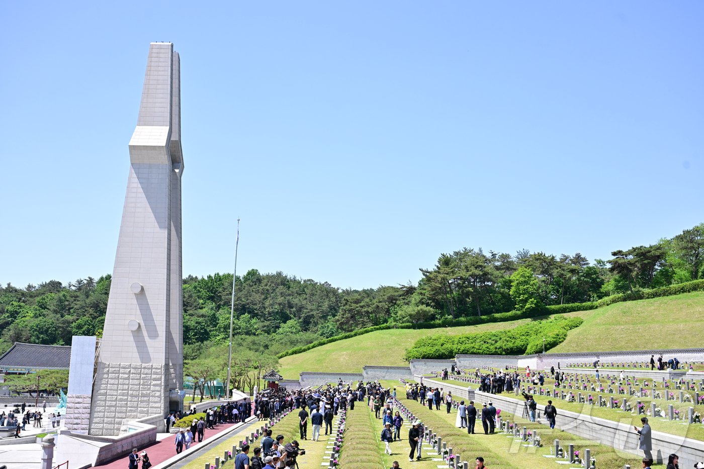 5·18민주화운동 제44주년 기념식이 열린 18일 광주 북구 국립5·18민주묘지에 추모객의 발길이 이어지고 있다. &#40;공동취재&#41; 2024.5.18/뉴스1 ⓒ News1 안은나 기자