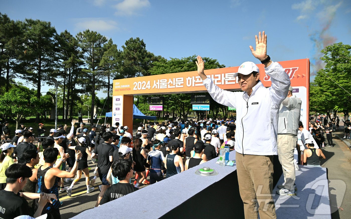 본문 이미지 - 오세훈 서울시장이 18일 서울 마포구 월드컵공원 평화의 광장에서 열린 2024 서울신문 하프마라톤 대회에서 참가자들에게 손을 흔들어 응원하고 있다. &#40;서울시 제공&#41; 2024.5.18/뉴스1
