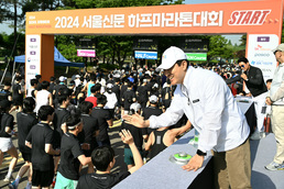 참가자들과 하이파이브 하는 오세훈 서울시장