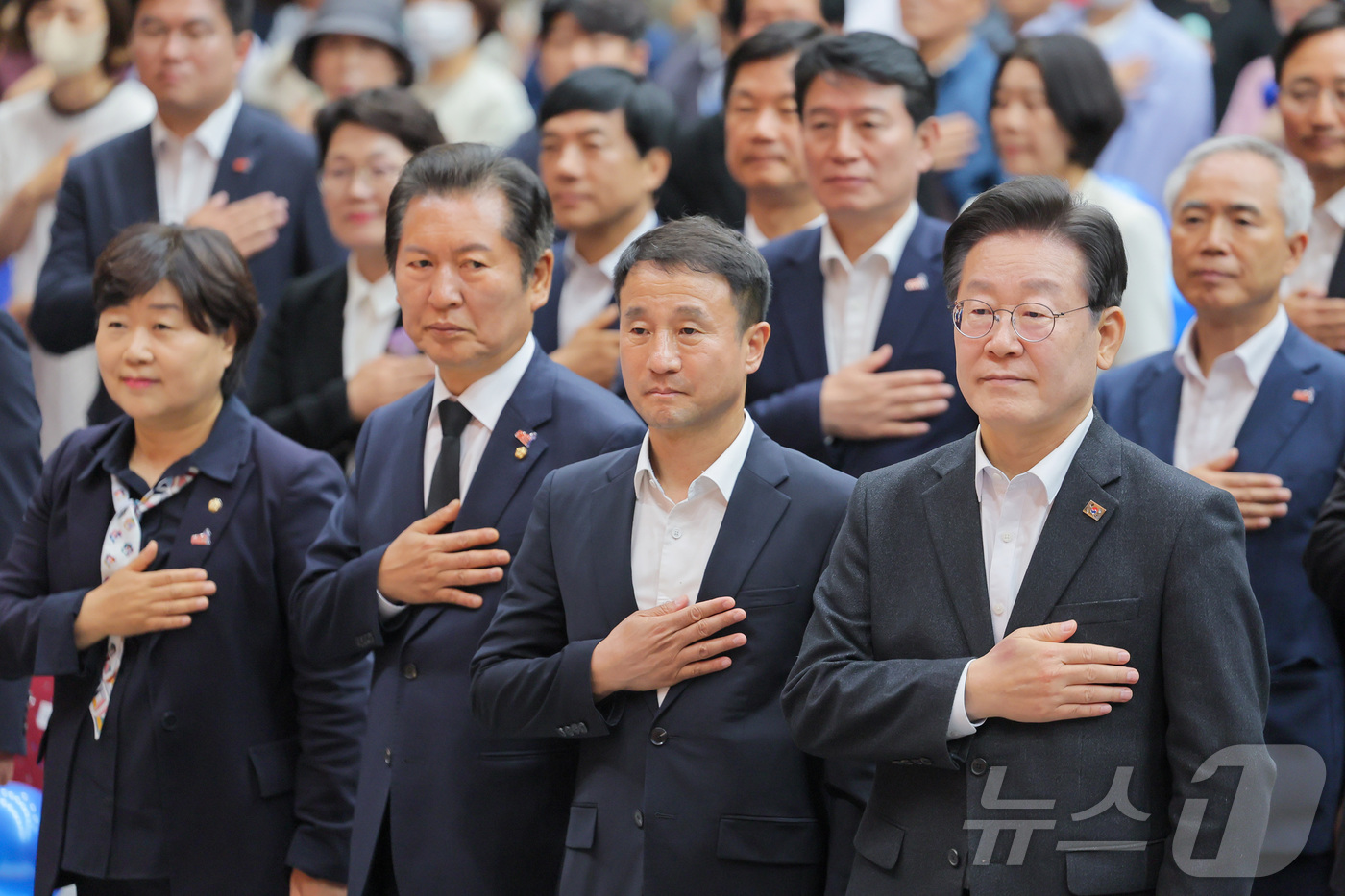 (광주=뉴스1) 안은나 기자 = 이재명 더불어민주당 대표를 비롯한 의원들이 18일 광주 서구 김대중컨벤션센터에서 열린 ‘당원과 함께-민주당이 합니다’ 호남 컨퍼런스에서 국기에 대한 …