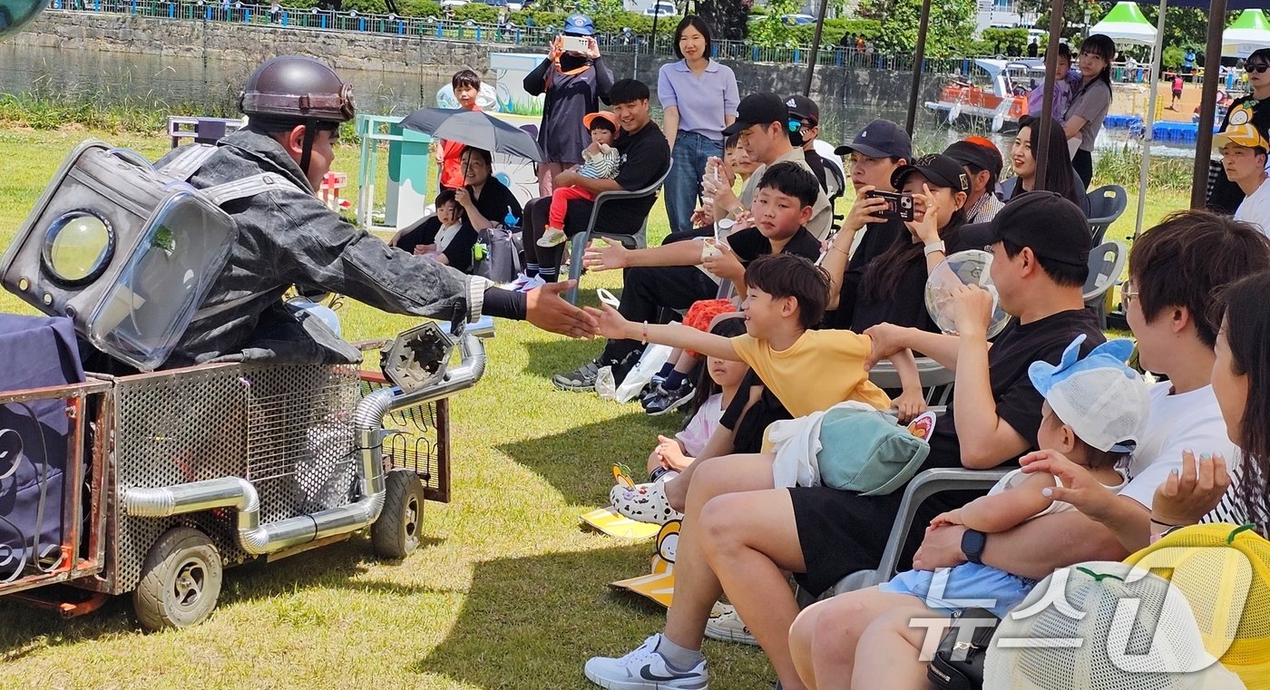 본문 이미지 - 18일 성주 성밖숲에서 열린 '2024 성주생명·참외문화축제장 어린이 상상 놀이터에서 초대형 동물 피규어 인형극이 펼쳐지고 있다. 2024.5.18/뉴스1 ⓒ News1 정우용 기자