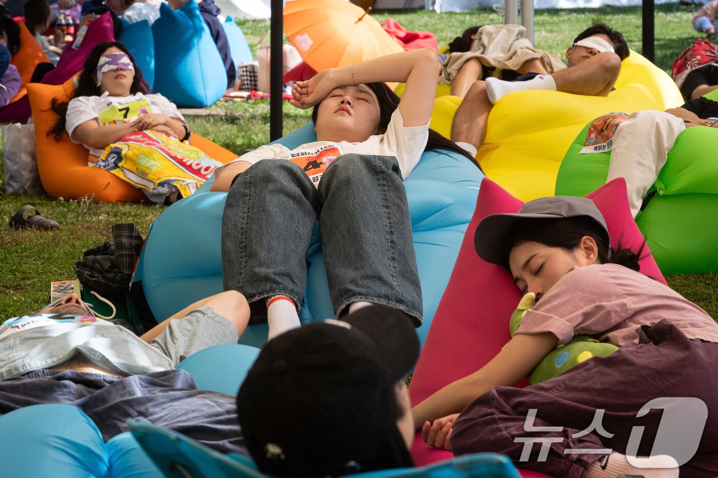본문 이미지 - 서울 여의도한강공원에서 열린 제1회 '한강 잠퍼자기 대회'에서 참가자들이 숙면을 취하고 있다.  ⓒ News1 유승관 기자