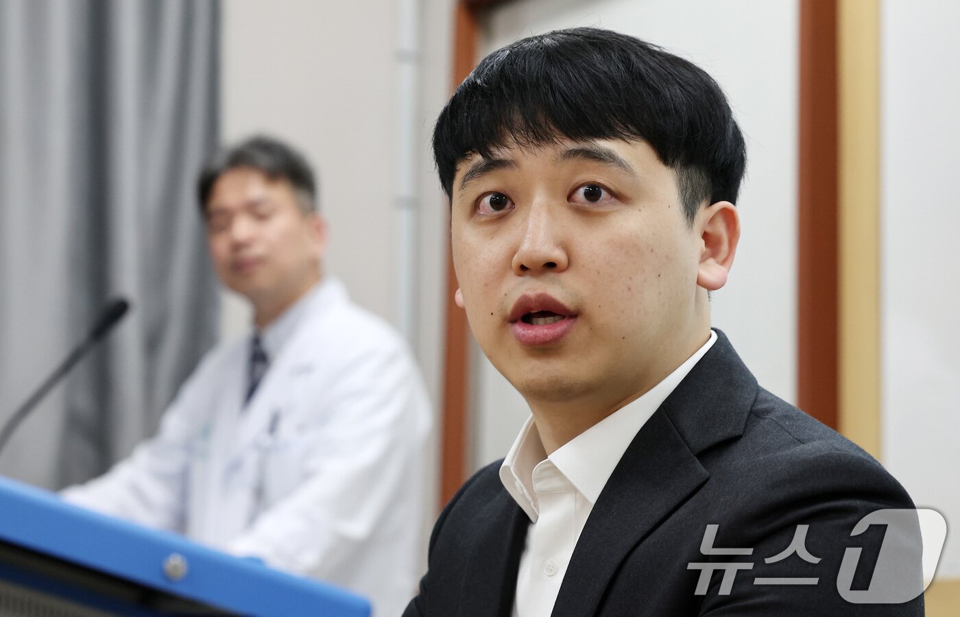 본문 이미지 - 한성존 서울아산병원 전공의협의회 대표가 18일 서울 송파구 서울아산병원 교육연구관에서 열린 제1회 아전협·울산의대 의료 심포지엄 기자회견에서 취재진의 질문에 답하고 있다. 2024.5.18/뉴스1 ⓒ News1 김성진 기자