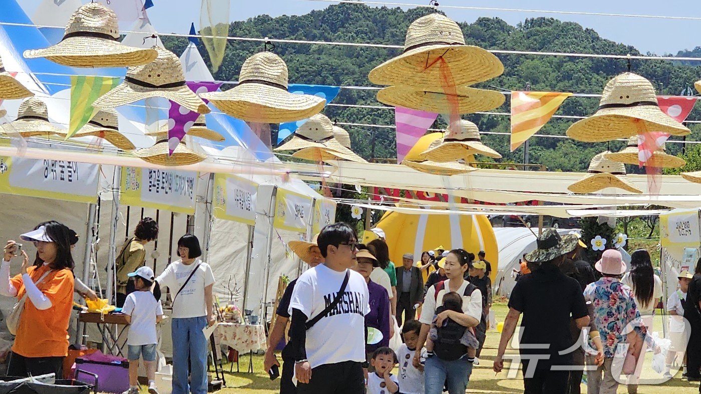 본문 이미지 - 18일 성주 성밖숲에서 열린 '2024 성주생명·참외문화축제장에 많은 방문객들이 찾아 주말을 즐기고 있다. 축제는 오는 19일까지 열린다. 2024.5.18/뉴스1 ⓒ News1 정우용 기자
